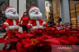 Pengunjung berfoto dengan santa claus di Paris Van Java Mall, Bandung, Jawa Barat, Jumat (22/12/2023). Pengelola pusat perbelanjaan Paris Van Java Mall menghadirkan pernak pernik Natal berupa dekor pohon cemara, atraksi hujan salju serta kostum santa claus guna memeriahkan Natal 2023 dan Tahun Baru 2024. ANTARA FOTO/Raisan Al Farisi/agr