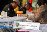 Pengemudi bus mendaftar untuk mengikuti tes urine di Terminal Purabaya, Bungurasih, Sidoarjo, Jawa Timur, Jumat (22/12/2023). Direktorat Reserse Narkoba Polda Jawa Timur melakukan tes urine untuk mengantisipasi potensi kecelakaan dalam rangka memberikan kenyamanan dan keamanan bagi para pemudik Natal 2023 dan tahun baru 2024. Antara Jatim/Umarul Faruq.