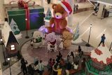 Anak-anak bermain dengan boneka beruang Merry Beary Christmas di Ciputra World Mall Surabaya, Jawa Timur, Kamis (21/12/2023). Selain membuat instalasi boneka beruang raksasa setinggi empat meter pihak pengelola mal tersebut menghadirkan lima karakter beruang guna memberikan hiburan kepada pengunjung sekaligus menyemarakkan perayaan Natal 2023. Antara Jatim/Moch Asim.