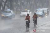 Hujan berpotensi guyur mayoritas kota di tengah dan timur Indonesia