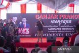 Calon Presiden nomor urut 3 Ganjar Pranowo menyampaikan sambutan saat mengunjungi Tempat pelelangan ikan Karangsong, Indramayu, Jawa Barat, Sabtu (23/12/2023). Dalam kunjungannya Ganjar juga melihat proses lelang ikan sekaligus mendengarkan keluhan serta aspirasi dari nelayan. ANTARA FOTO/Dedhez Anggara/agr