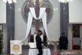 Sterilisasi gereja jelang misa malam Natal