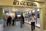 Pengunjung beraktiftas di Rumah Pintar Pemilu (RPP) Nasional Bung Karno sesaat usai diresmikan di Blitar, Jawa Timur, Sabtu (23/12/2023). Selain bertujuan untuk mengedukasi masyarakat tentang kepemiluan dan sejarahnya, RPP Nasional Bung Karno yang merupakan hasil kerjasama KPU Kota Blitar dengan Perpusnas Bung Karno tersebut juga diharapkan mampu menjadi sarana dalam meningkatkan partisipasi masyarakat dalam pelaksanaan Pemilu 2024. Antara Jatim/Irfan Anshori.