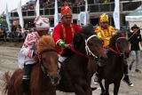 Para Joki cilik yang menggunakan pakaian tradisional motif kerawang saling memacu pada pacuan kuda tradisional suku Gayo di lapangan Sengeda, Bener Meriah, Aceh, Senin (25/12/2023). Pacuan kuda tradisional suku Gayo jadi pilihan untuk liburan akhir tahun, karena rutin dilaksanakan dalam rangka memeriahkan HUT ke-20 kabupaten Bener Meriah yang rutin dilaksanakan setiap tahun itu diikuti 254 ekor kuda dari Kabupaten Aceh Tengah, Gayo Lues dan tuan rumah Bener Meriah. Antara Aceh/Irwansyah Putra.