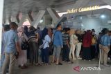 Calon penumpang antre membeli tiket kapal di pelabuhan penyeberangan Ulee Lheue, Banda Aceh, Aceh,  Senin (25/12/2023). Pemerintah Aceh menambah jadwal keberangkatan kapal roro dari empat trip menjadi enam trip dan kapal cepat dari tiga trip menjadi empat  trip tujuan Pulau Sabang, sehubungan terjadinya lonjakan penumpang menjelang liburan tahun baru yang mencapai 100 persen dari kondisi normal.  ANTARA FOTO./Ampelsa.