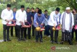 Ketua Majelis Tinggi  Partai Demokrat, Susilo Bambang Yudho Yono (tengah) bersama Ketua Umum, Agus Murti Yudho Yono (kedua kanan) ,  tokoh agama dan kader partai berdoa sebelum melakukan tabur bunga di Kuburan Masal Tsunami, desa Siron, Kabupaten Aceh Besar, Aceh, Selasa (25/12/2023). Kunjungan Susilo Bambang Yudhoyono bersama rombongan sehari menjelang peringatan 19 tahun  bencana tsunami 26 Desember di Aceh itu untuk silaturrahmi dan konsilidasi pemenangan Partai Demokrat di Aceh pada pemilu tahun 2024. ANTARA FOTO/Ampelsa.