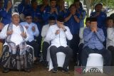 Ketua Majelis Tinggi  Partai Demokrat, Susilo Bambang Yudho Yono (kanan) bersama Ketua Umum, Agus Murti Yudho Yono (tengah) ,  tokoh agama dan kader partai berdoa sebelum melakukan tabur bunga di Kuburan Masal Tsunami, desa Siron, Kabupaten Aceh Besar, Aceh, Selasa (25/12/2023). Kunjungan Susilo Bambang Yudhoyono bersama rombongan sehari menjelang peringatan 19 tahun  bencana tsunami 26 Desember di Aceh itu untuk silaturrahmi dan konsilidasi pemenangan Partai Demokrat di Aceh pada pemilu tahun 2024. ANTARA FOTO/Ampelsa.