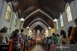 Umat Kristiani mengikuti ibadah Misa Hari Raya Natal di Katedral Santo Petrus, Bandung, Jawa Barat, Senin (25/12/2023). Sebanyak 1.500 umat Katolik mengikuti ibadah Misa Hari Raya Natal di Katedral Santo Petrus. ANTARA FOTO/Raisan Al Farisi/agr