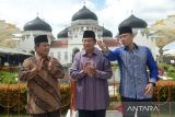 Calon presiden nomor urut 2, Prabowo Subianto (kanan) bersama Ketua Majelis Tinggi Partai Demokrat, Susilo Bambang Yudhoyono (tengah), Ketua Umum Partai Demokrat, Agus Harimurti Yudhoyono (kanan)  mengunjungi Masjid Raya Baiturrahman di Banda Aceh, Aceh, Selasa (26/12/2023). Kunjungan tersebut dalam rangka mengenang peristiwa bencana gempa dan tsunami pada 26 Desember 2004 dan selain silaturrahmi bersama ulama dan masyarakat Aceh. ANTARA FOTO/Ampelsa.