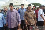 Calon presiden nomor urut 2, Prabowo Subianto (kanan) bersama Ketua Majelis Tinggi Partai Demokrat, Susilo Bambang Yudhoyono (kiri) , Ketua Umum Partai Demokrat, Agus Harimurti Yudhoyono (tengah)  mengunjungi Masjid Raya Baiturrahman di Banda Aceh, Aceh, Selasa (26/12/2023). Kunjungan tersebut dalam rangka mengenang peristiwa bencana gempa dan tsunami pada 26 Desember 2004 dan selain silaturrahmi bersama ulama dan masyarakat Aceh. ANTARA FOTO/Ampelsa.