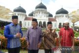 Calon presiden nomor urut 2, Prabowo Subianto (kedua kanan) bersama Ketua Majelis Tinggi Partai Demokrat, Susilo Bambang Yudhoyono (kedua kiri) , Ketua Umum Partai Demokrat, Agus Harimurti Yudhoyono (kiri)   dan Ketua Umum Partai Aceh, Muzakir Manaf (kanan) mengunjungi Masjid Raya Baiturrahman di Banda Aceh, Aceh, Selasa (26/12/2023). Kunjungan tersebut dalam rangka mengenang peristiwa bencana gempa dan tsunami pada 26 Desember 2004 dan selain silaturrahmi bersama ulama dan masyarakat Aceh. ANTARA FOTO/Ampelsa.