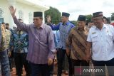Calon presiden nomor urut 2, Prabowo Subianto (kedua kanan) bersama Ketua Majelis Tinggi Partai Demokrat, Susilo Bambang Yudhoyono (kedua kiri) , Ketua Umum Partai Demokrat dan Agus Harimurti Yudhoyono (tengah)    menyapa warga saat kunjungan di Masjid Raya Baiturrahman di Banda Aceh, Aceh, Selasa (26/12/2023). Kunjungan tersebut dalam rangka mengenang peristiwa bencana gempa dan tsunami pada 26 Desember 2004 dan selain silaturrahmi bersama ulama dan masyarakat Aceh. ANTARA FOTO/Ampelsa.