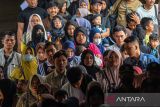Penumpang Kereta Api Argo Parahyangan tiba di Stasiun Bandung, Jawa Barat, Selasa (26/12/2023). PT KAI Daop 2 memprediksi puncak arus balik Hari Libur Natal dan cuti bersama terjadi para hari Selasa (26/12) dengan jumlah penumpang yang turun di 11 stasiun wilayah kerja Daop 2 sebanyak 13.941 penumpang. ANTARA FOTO/Raisan Al Farisi/agr