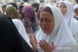 Warga  berdoa  saat menghadiri kegiatan  Zikir dan Tausyiah Tsunami Aceh di Masjid Raya Baiturrahman, Banda Aceh, Aceh, Selasa (26/12/2023).  Zikir dan Tausyiah yang berlangsung dalam suasana haru pada peringatan 19 Tahun Tsunami Aceh di sejumlah masjid dan kuburan massal  tsunami itu mengangkat tema 