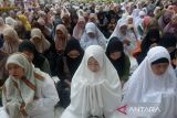 Warga  berdoa  saat menghadiri kegiatan  Zikir dan Tausyiah Tsunami Aceh di Masjid Raya Baiturrahman, Banda Aceh, Aceh, Selasa (26/12/2023).  Zikir dan Tausyiah yang berlangsung dalam suasana haru pada peringatan 19 Tahun Tsunami Aceh di sejumlah masjid dan kuburan massal  tsunami itu mengangkat tema 