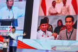 Calon Presiden nomor urut 2 Prabowo Subianto memberikan kata sambutan saat menghadiri deklarasi dukungan dari Gerakan Muslim Persatuan Indonesia Cinta Tanah Air (Gempita) di Grand Ballroom Sudirman, Bandung, Jawa Barat, Rabu (27/12/2023). Dalam kunjungan ke Bandung, Prabowo berkesempatan untuk menghadiri deklarasi dukungan dari Gempita untuk Pemilu Presiden pada Februari 2024 mendatang. ANTARA FOTO/Raisan Al Farisi/agr