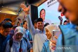 Calon Presiden nomor urut 2 Prabowo Subianto menyapa pendukungnya saat menghadiri deklarasi dukungan dari Gerakan Muslim Persatuan Indonesia Cinta Tanah Air (Gempita) di Grand Ballroom Sudirman, Bandung, Jawa Barat, Rabu (27/12/2023). Dalam kunjungan ke Bandung, Prabowo berkesempatan untuk menghadiri deklarasi dukungan dari Gempita untuk Pemilu Presiden pada Februari 2024 mendatang. ANTARA FOTO/Raisan Al Farisi/agr