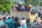 Mahasiswa bersama petugas polisi membantu menaikan sejumlah imigran etnis Rohingya  ke mobil truk saat berlangsung pemindahan paksa di penampungan sementara gedung  Balai Meuseuraya Aceh (BMA), Banda Aceh, Aceh, Rabu (27/12/2023). Sebanyak 137 pengungsi imigran etnis Rohingya terdiri dari laki-laki, perempuan dan anak anak yang ditempatkan di penampungan sementara gedung BMA itu dipindahkan paksa oleh mahasiswa ke kantor Kemenkumham provinsi Aceh. ANTARA FOTO/Ampelsa.