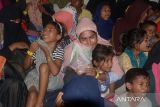 Sejumlah imigran etnis Rohingya histeris saat pemindahan paksa  di penampungan sementara gedung  Balai Meuseuraya Aceh (BMA), Banda Aceh, Aceh, Rabu (27/12/2023). Sebanyak 137 pengungsi imigran etnis Rohingya terdiri dari laki-laki, perempuan dan anak anak yang ditempatkan di penampungan sementara gedung BMA itu dipindahkan paksa oleh mahasiswa ke kantor Kemenkumham provinsi Aceh. ANTARA FOTO/Ampelsa.