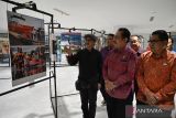 Wakil Gubernur Bali periode 2018-2023 yang hadir sebagai Ketua Perhimpunan Hotel dan Restoran (PHRI) Bali Tjok Oka Artha Ardhana Sukawati (tengah) bersama General Manager the Nusa Dua ITDC I Gusti Ngurah Ardita (kanan), Kepala Dinas Komunikasi, Informatika, dan Statistik Provinsi Bali Gede Pramana (kedua kanan), dan Kurator pameran foto Rwa Bhineda Ismar Patrizki (kiri) mengamati foto saat pameran foto jurnalistik bertajuk Rwa Bhineda di Living World, Denpasar, Bali, Selasa (26/12/2023). Pameran yang digelar Kantor Berita ANTARA tersebut menampilkan 86 foto hasil karya 16 pewarta foto sebagai kilas balik peristiwa yang terjadi di kawasan Bali, NTB dan NTT selama periode tahun 2022-2023 yang berlangsung pada 26 Desember 2023 hingga 4 Januari 2024. ANTARA FOTO/Nyoman Hendra Wibowo/wsj.