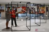 Pengunjung mengamati foto saat pameran foto jurnalistik bertajuk Rwa Bhineda di Living World, Denpasar, Bali, Selasa (26/12/2023). Pameran yang digelar Kantor Berita ANTARA tersebut menampilkan 86 foto hasil karya 16 pewarta foto sebagai kilas balik peristiwa yang terjadi di kawasan Bali, NTB dan NTT selama periode tahun 2022-2023 yang berlangsung pada 26 Desember 2023 hingga 4 Januari 2024. ANTARA FOTO/Nyoman Hendra Wibowo/wsj.