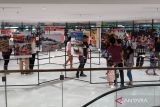 Pengunjung mengamati foto saat pameran foto jurnalistik bertajuk Rwa Bhineda di Living World, Denpasar, Bali, Selasa (26/12/2023). Pameran yang digelar Kantor Berita ANTARA tersebut menampilkan 86 foto hasil karya 16 pewarta foto sebagai kilas balik peristiwa yang terjadi di kawasan Bali, NTB dan NTT selama periode tahun 2022-2023 yang berlangsung pada 26 Desember 2023 hingga 4 Januari 2024. ANTARA FOTO/Nyoman Hendra Wibowo/wsj.