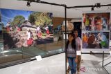 Pengunjung mengamati foto saat pameran foto jurnalistik bertajuk Rwa Bhineda di Living World, Denpasar, Bali, Selasa (26/12/2023). Pameran yang digelar Kantor Berita ANTARA tersebut menampilkan 86 foto hasil karya 16 pewarta foto sebagai kilas balik peristiwa yang terjadi di kawasan Bali, NTB dan NTT selama periode tahun 2022-2023 yang berlangsung pada 26 Desember 2023 hingga 4 Januari 2024. ANTARA FOTO/Nyoman Hendra Wibowo/wsj.