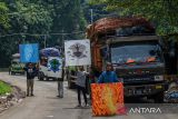 Mahasiswa menunjukkan hasil lukisannya saat pameran lukisan yang bertemakan Cul Weh di TPA Sarimukti, Kabupaten Bandung Barat, Jawa Barat, Kamis (28/12/2023). Unit Kegiatan Mahasiswa Seni Rupa dan Desain dari Universitas Islam Negeri Sunan Gunung Djati memamerkan delapan karya lukis di TPA Sarimukti dengan tujuan untuk mengkritik pemerintah terkait permasalahan sampah yang tidak kunjung usai di Bandung Raya. ANTARA FOTO/Raisan Al Farisi/agr
