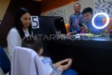 Petugas merekam data pemohon pembuatan paspor di Kantor Imigrasi Kelas I TPI Pontianak, Kalimantan Barat, Jumat (22/12/2023). Kepala Kantor Imigrasi Kelas I TPI Pontianak Dwi Anandita Hari mengatakan terhitung Januari hingga 22 Desember 2023, pihaknya telah menerbitkan paspor Republik Indonesia sebanyak 63.267 buku paspor dan melakukan penundaan penerbitan paspor sebanyak 185 permohonan. ANTARA FOTO/Jessica Wuysang/rwa.


 