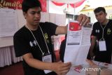 Petugas Kelompok Penyelenggara Pemungutan Suara (KPPS) melakukan perhitungan surat suara saat simulasi pemungutan dan penghitungan suara Pemilu 2024 di kantor Komisi Pemilihan Umum (KPU) Deli Serdang, Sumatera Utara, Rabu (27/12/2023). KPU Deli Serdang menggelar simulasi pemungutan dan penghitungan suara Pemilu 2024 tersebut sebagai kesiapan, bahan evaluasi dan upaya mengatasi masalah yang muncul pada pemilu.ANTARA FOTO/Yudi