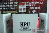 Warga menunjukkan surat suara sebelum pencoblosan saat simulasi pemungutan dan penghitungan suara Pemilu 2024 di kantor Komisi Pemilihan Umum (KPU) Deli Serdang, Sumatera Utara, Rabu (27/12/2023). KPU Deli Serdang menggelar simulasi pemungutan dan penghitungan suara Pemilu 2024 tersebut sebagai kesiapan, bahan evaluasi dan upaya mengatasi masalah yang muncul pada pemilu.ANTARA FOTO/Yudi