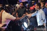 Cawapres Gibran menyapa ribuan warga menunggu di luar Bandara Eltari Kupang