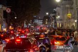 Kendaraan terjebak kemacetan di Jalan Asia Afrika, Bandung, Jawa Barat, Minggu (31/12/2023). Jelang pergantian malam tahun baru 2024, sejumlah ruas di Kota Bandung mengalami kemacetan akibat warga yang akan merayakan tahun baru 2024. ANTARA FOTO/Raisan Al Farisi/agr