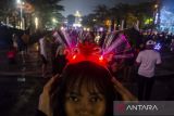 Seorang anak menggunakan bando 2024 saat malam pergantian tahun 2023 ke tahun 2024 di Taman Monumen Perjuangan Rakyat, Bandung, Jawa Barat, Minggu (31/12/2023). Taman Monumen Perjuangan Rakyat Jawa Barat yang baru selesai direvitalisasi tersebut menjadi salah satu lokasi baru bagi warga kota Bandung menikmati malam tahun baru 2024. ANTARA FOTO/Novrian Arbi/agr
