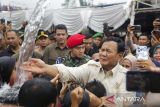 Menteri Pertahanan Prabowo Subianto bermain air bersama anak-anak saat peresmian dan penyerahan proyek bantuan air bersih di Karanganyar, Jampang Kulon, Kabupaten Sukabumi, Jawa Barat, Sabtu (30/12/2023). Bantuan lima titik proyek sumber air bersih tersebut merupakan wujud kontribusi Kementerian Pertahanan melalui Universitas Pertahanan dalam menyelesaikan permasalahan rakyat terkait persoalan air bersih. ANTARA FOTO/Henry Purba/agr