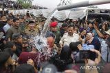 Menteri Pertahanan Prabowo Subianto bermain air bersama anak-anak saat peresmian dan penyerahan proyek bantuan air bersih di Karanganyar, Jampang Kulon, Kabupaten Sukabumi, Jawa Barat, Sabtu (30/12/2023). Bantuan lima titik proyek sumber air bersih tersebut merupakan wujud kontribusi Kementerian Pertahanan melalui Universitas Pertahanan dalam menyelesaikan permasalahan rakyat terkait persoalan air bersih. ANTARA FOTO/Henry Purba/agr