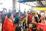 Sandiaga Uno sambut kedatangan wisman perdana 2024 di Bintan