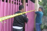 Polisi berpakaian preman memasang garis polisi di pagar sebuah rumah yang menjadi Tempat Kejadian Perkara (TKP) kasus pembunuhan disertai mutilasi di jalan Serayu, Kota Malang, Jawa Timur, Minggu (31/12/2023). Polisi masih menyelidiki motif kasus pembunuhan terhadap korban berjenis kelamin perempuan berinisial NM tersebut yang diduga dibunuh dan dimutilasi oleh suaminya sendiri berinisial JL sebelum akhirnya menyerahkan diri ke kantor polisi setempat. Antara Jatim/Ari Bowo Sucipto.