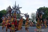 Seniman menampilkan pagelaran tari kolosal berjudul Jayaning Nusantara saat acara melepas matahari tahun 2023 di Denpasar, Bali, Minggu (31/12/2023). Tarian yang mengkolaborasikan berbagai elemen budaya, suku, dan agama di Nusantara sebagai spirit keberagaman yang harmonis untuk persatuan tersebut melibatkan 400 seniman. ANTARA FOTO/Nyoman Hendra Wibowo/wsj.