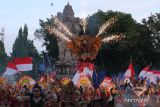Seniman menampilkan pagelaran tari kolosal berjudul Jayaning Nusantara saat acara melepas matahari tahun 2023 di Denpasar, Bali, Minggu (31/12/2023). Tarian yang mengkolaborasikan berbagai elemen budaya, suku, dan agama di Nusantara sebagai spirit keberagaman yang harmonis untuk persatuan tersebut melibatkan 400 seniman. ANTARA FOTO/Nyoman Hendra Wibowo/wsj.