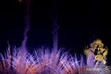 Suasana pesta kembang api malam perayaan pergantian tahun di kawasan Garuda Wisnu Kencana (GWK) Cultural Park, Badung, Bali, Senin (1/1/2024). ANTARA FOTO/Fikri Yusuf/wsj.