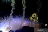 Suasana pesta kembang api malam perayaan pergantian tahun di kawasan Garuda Wisnu Kencana (GWK) Cultural Park, Badung, Bali, Senin (1/1/2024). ANTARA FOTO/Fikri Yusuf/wsj.