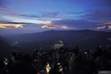 Sejumlah wisatawan menunggu matahari terbit di Penanjakan satu Bromo, Pasuruan, Jawa Timur, Senin (1/1/2024). Kawasan Taman Nasional Bromo Tengger Semeru (TNBTS) ramai dikunjungi wisatawan yang sengaja datang untuk menyaksikan matahari terbit pertama ditahun 2024. Antara Jatim/Irfan Sumanjaya.