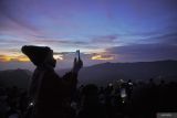Sejumlah wisatawan mengabadikan gambar Gunung Bromo di Penanjakan satu Bromo, Pasuruan, Jawa Timur, Senin (1/1/2024). Kawasan Taman Nasional Bromo Tengger Semeru (TNBTS) ramai dikunjungi wisatawan yang sengaja datang untuk menyaksikan matahari terbit pertama ditahun 2024. Antara Jatim/Irfan Sumanjaya.