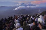 Sejumlah wisatawan menyaksikan pemandangan Gunung Bromo di Kawasan Taman Nasional Bromo Tengger Semeru (TNBTS), Pasuruan, Jawa Timur, Senin (1/1/2024). Bedasarkan data Balai Besar TNBTS pada  Minggu (31/12), kunjungan wisatawan di wilayah tersebut mencapai 5.000 orang saat malam pergantian tahun 2024. Antara Jatim/Irfan Sumanjaya.