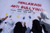 Siswa mengikuti aksi cap tangan saat deklarasi anti bullying di SMP Lazuardi Kamila Global Compassianote School (SCS) Solo, Jawa Tengah, Selasa (2/1/2024). Aksi yang juga diisi sosialisasi lawan perundungan tersebut untuk mencegah segala tindakan yang menimbulkan rasa takut, tertekan, dan sakit, baik secara fisik maupun non-fisik (bullying) bagi siswa. ANTARAFOTO/Maulana Surya. 