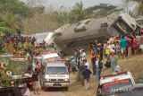 Ambulance membawa korban kecelakaan KA Argo Semeru-Argo Wilis di kawasan Kalimenur, Sukoreno, Kulonprogo, D.I Yogyakarta, Selasa (17/10/2023). ANTARA FOTO/Andreas Fitri Atmoko/tom.