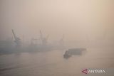 Sejumlah kapal melintasi Sungai Musi yang tertutup kabut asap  di Palembang, Sumatera Selatan, Jumat (15/9/2023). Kabut asap tersebut merupakan dampak dari kebakaran hutan dan lahan (Karhutla) yang terjadi di Kabupaten/kota di Provinsi Sumatera Selatan. ANTARA FOTO/Nova Wahyudi/tom.