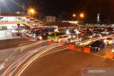  Sejumlah kendaraan antre memasuki kapal penyeberangan di Pelabuhan Gilimanuk, Jembrana, Bali, Senin (1/1/2024) malam. PT ASDP Indonesia Ferry memprediksi puncak arus balik libur Tahun Baru 2024 melalui jalur penyeberangan pelabuhan Ketapang-Gilimanuk terjadi pada tanggal 1-2 Januari. ANTARA FOTO/Budi Candra Setya/wsj.