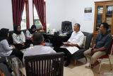 Kepala Biro LKBN Antara Bangka Belitung Joko Susilo (kedua kanan) saat menerima kunjungan Kabag Perencanaan dan Humas Kantor Wilayah Kemenkumham Provinsi Kepulauan Babel Sugeng Krisdwiyanto (kiri)  beserta staf di Kantor Antara Babel, Rabu (3/1/2024)